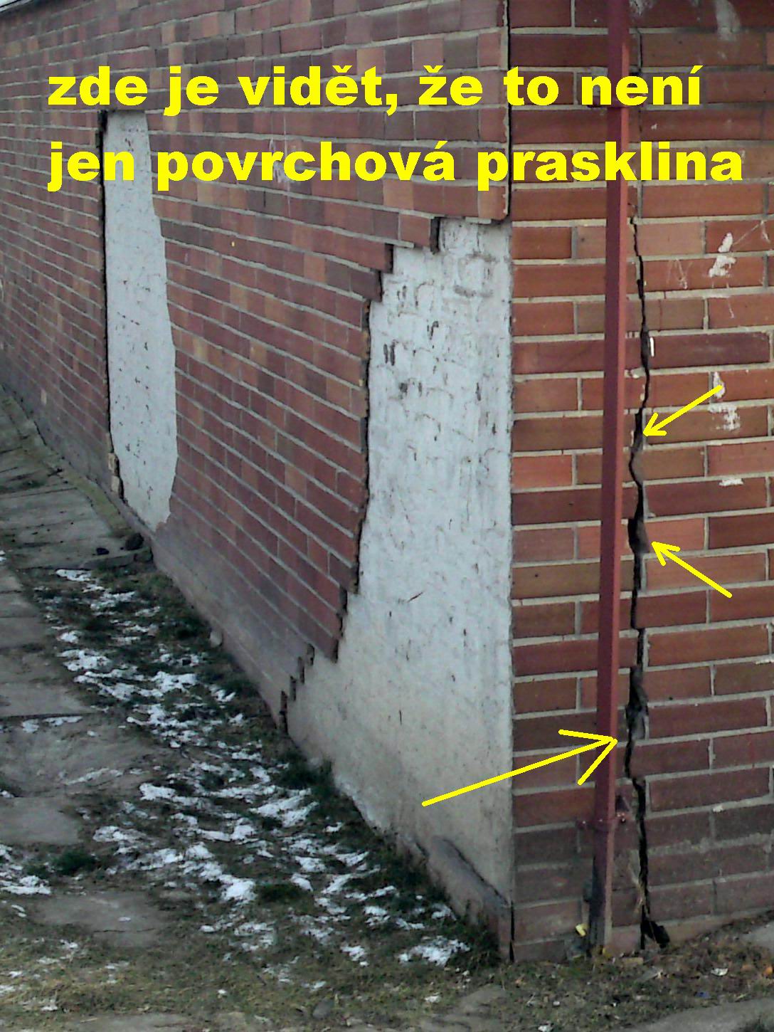 detail ven. rohové praskliny...